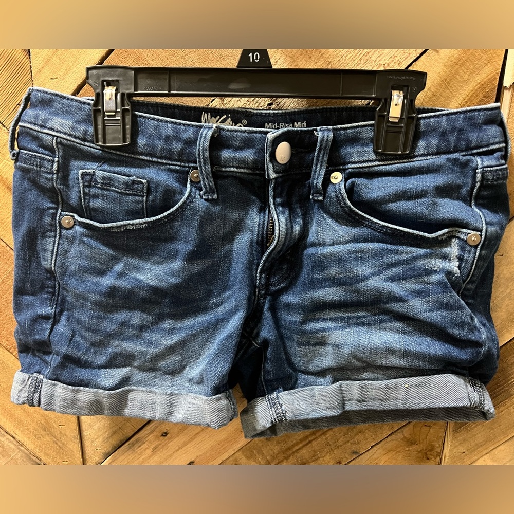 Women’s Mossimo shorts size 0/25 mid rise midi